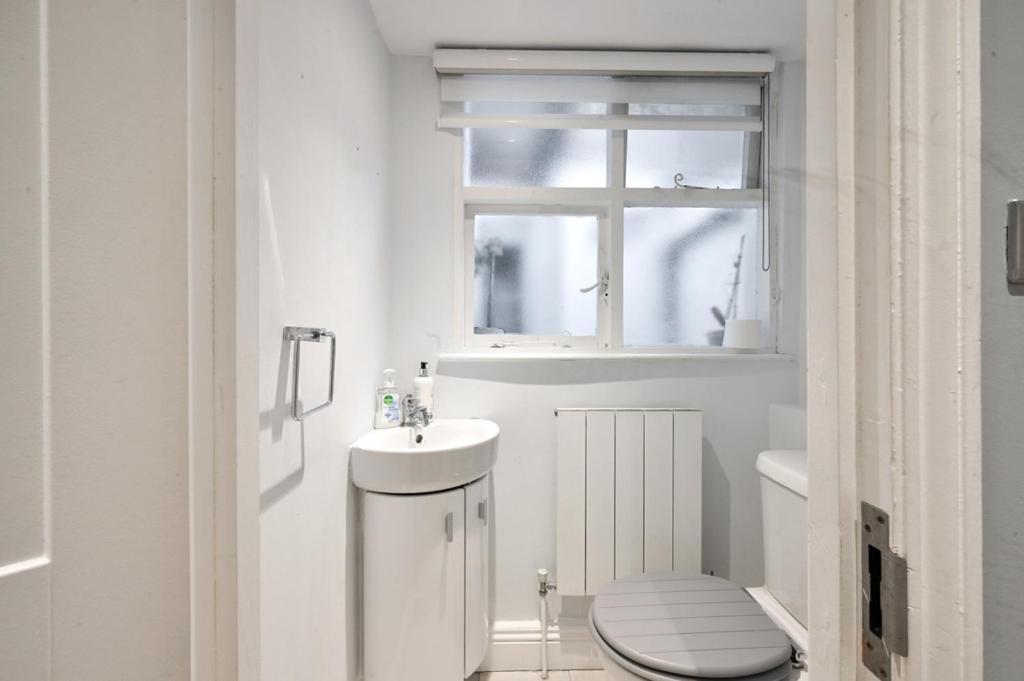 Cozy Hideaway In South Ken! Apartment Londra Exterior foto